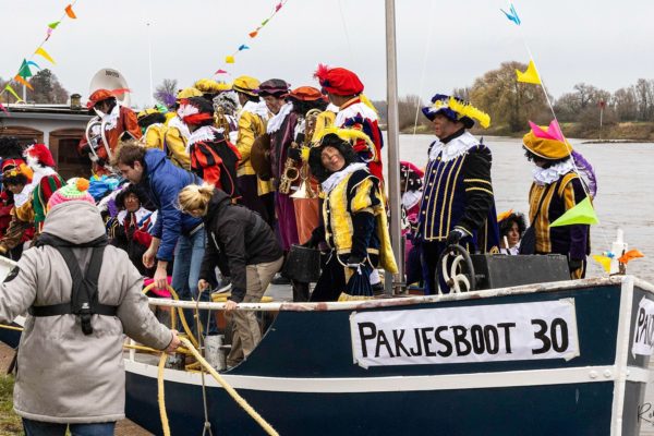 Sinterklaas en zijn pieten in Dieren Foto: Rob de Lelij