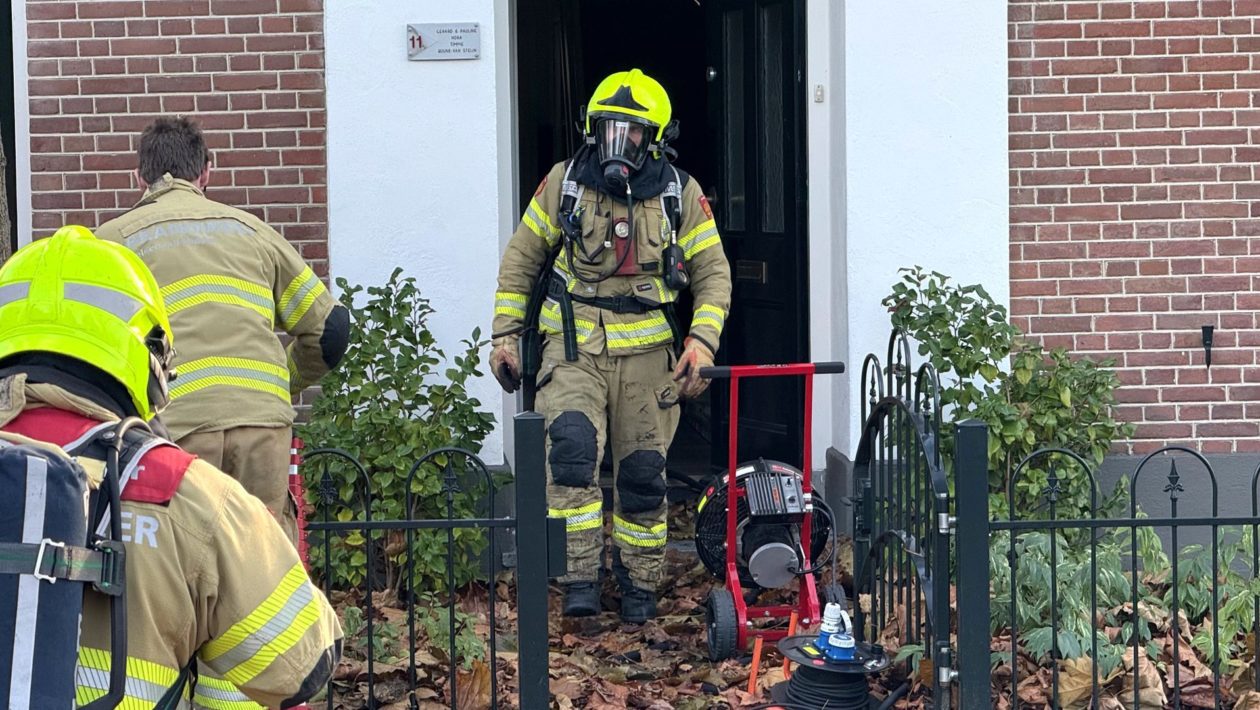 Vrijstaande woning in Velp getroffen door felle brand Foto: Studio Rheden