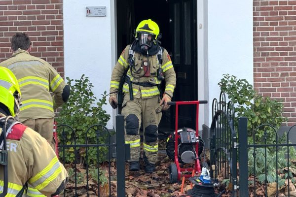 Vrijstaande woning in Velp getroffen door felle brand Foto: Studio Rheden