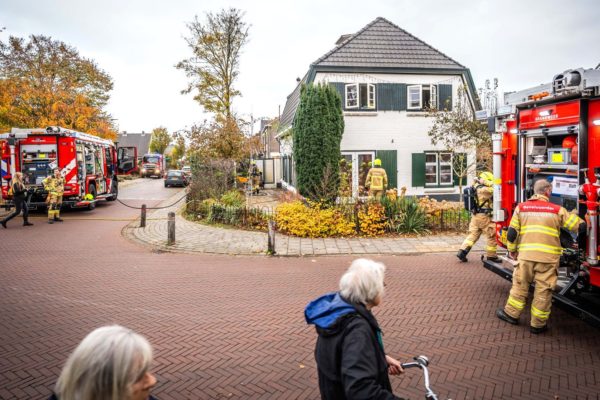 Grote inzet brandweer bij woningbrand Enkweg Foto: Roland Heitink / Persbureau Heitink