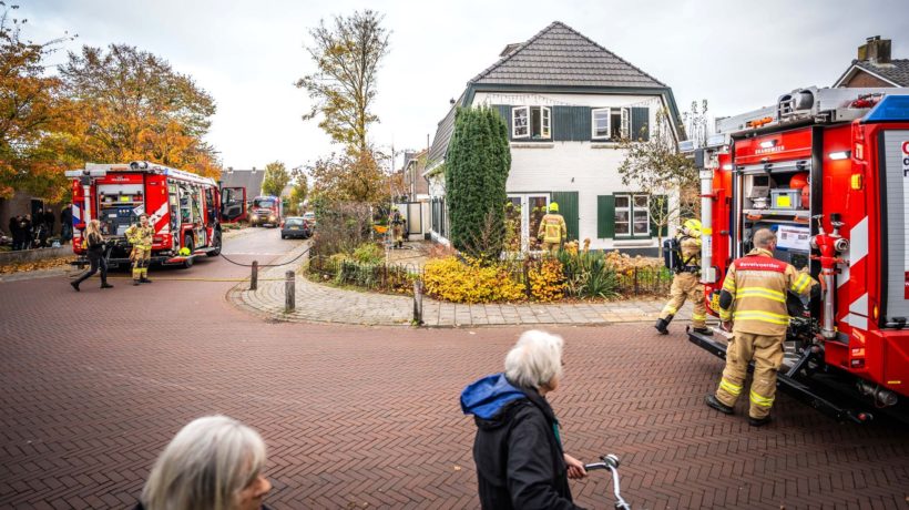 Grote inzet brandweer bij woningbrand Enkweg Foto: Roland Heitink / Persbureau Heitink