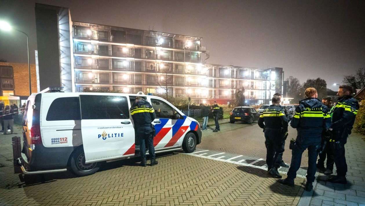 Politie omsingelt woning na dreigende situatie in Velp Foto: Roland Heitink / Persbureau Heitink