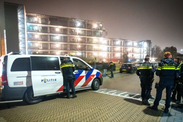 Politie omsingelt woning na dreigende situatie in Velp Foto: Roland Heitink / Persbureau Heitink