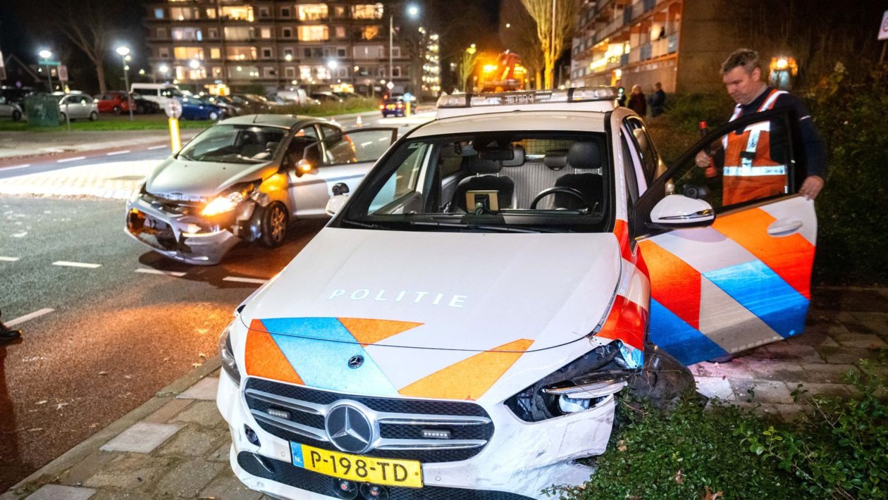 Politie krijgt ongeval onderweg naar spoedmelding Velp Foto: Roland Heitink / Persbureau Heitink