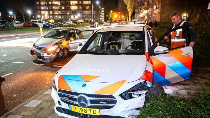 Politie krijgt ongeval onderweg naar spoedmelding Velp Foto: Roland Heitink / Persbureau Heitink