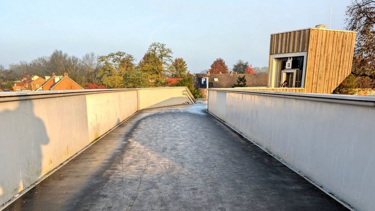 Voetgangersbrug Hoge Juffer bij treinstation Dieren Foto: Robert Goeli