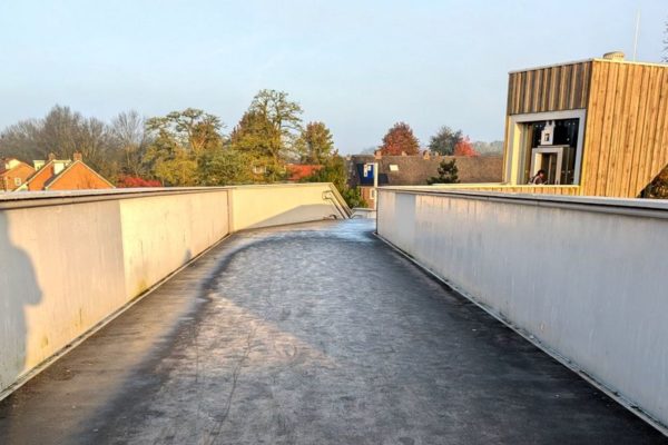 Voetgangersbrug Hoge Juffer bij treinstation Dieren Foto: Robert Goeli