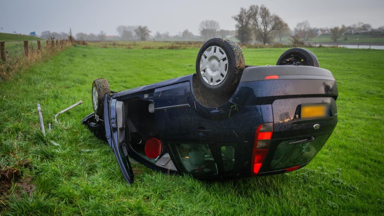 Auto belandt op het dak langs snelweg A348 bij Rheden Foto: Roland Heitink / Persbureau Heitink