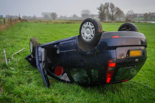 Auto belandt op het dak langs snelweg A348 bij Rheden Foto: Roland Heitink / Persbureau Heitink