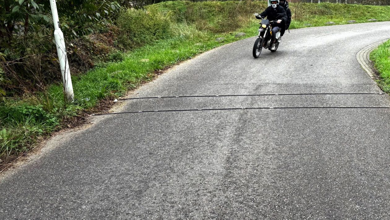 Zwarte kabels op de weg: waarom liggen ze er? Foto: Martin Slijper