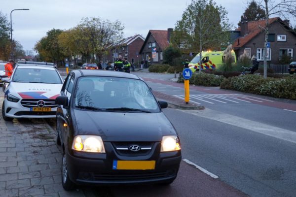 Fietser gewond na botsing met auto in Velp Foto: Persbureau Heitink