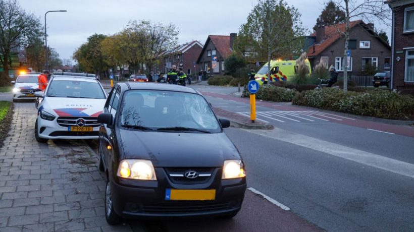 Fietser gewond na botsing met auto in Velp Foto: Persbureau Heitink