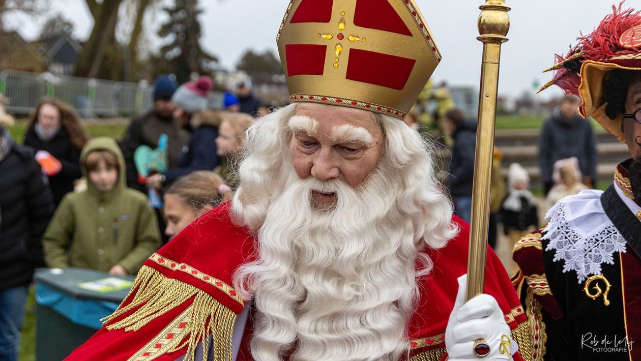 Sinterklaas en zijn pieten Foto: Rob de Lelij