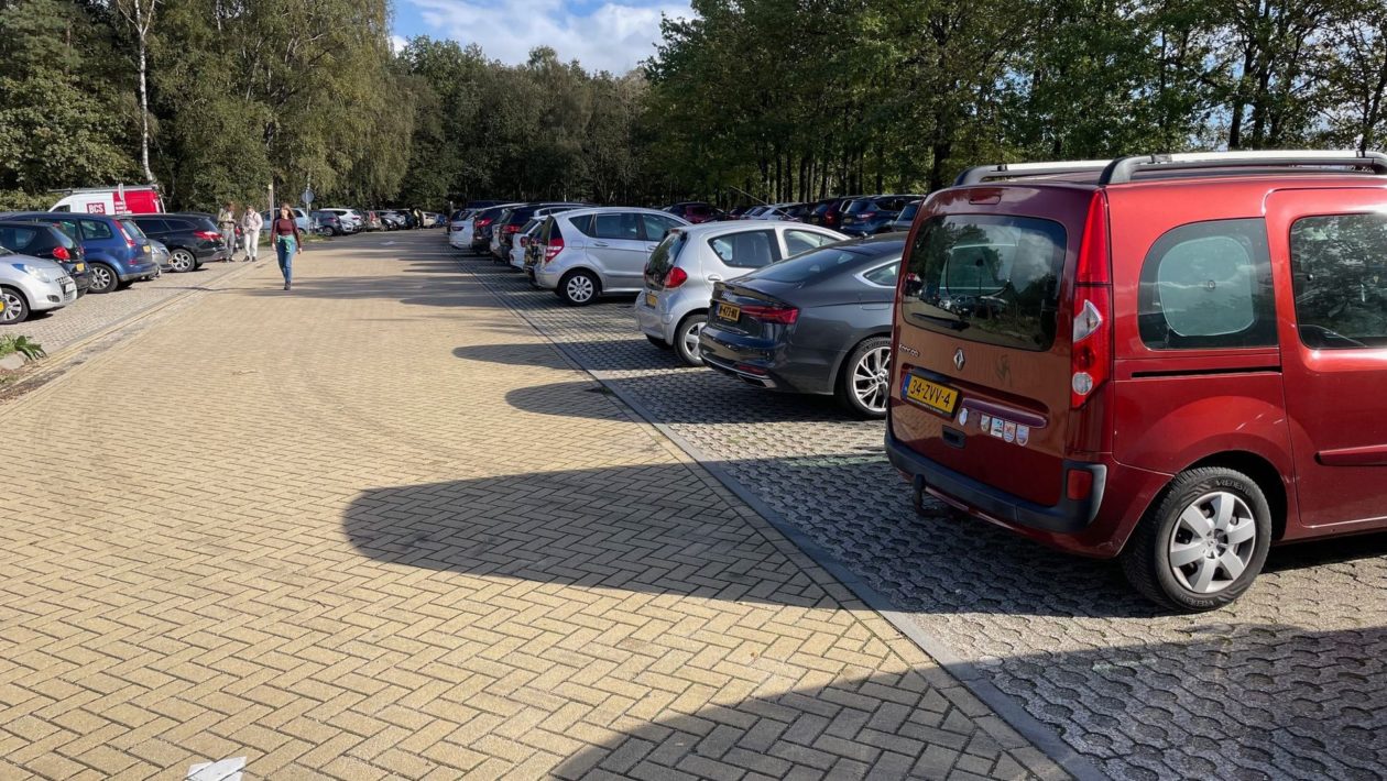 Politie deelt tientallen boetes uit op De Posbank door gevaarlijke parkeeroverlast Foto: Martin Slijper