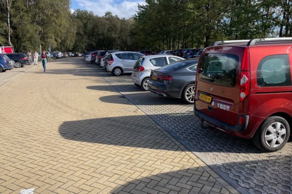 Politie deelt tientallen boetes uit op De Posbank door gevaarlijke parkeeroverlast Foto: Martin Slijper