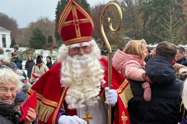Sinterklaas en pieten gearriveerd in Rozendaal Foto: Martin Slijper