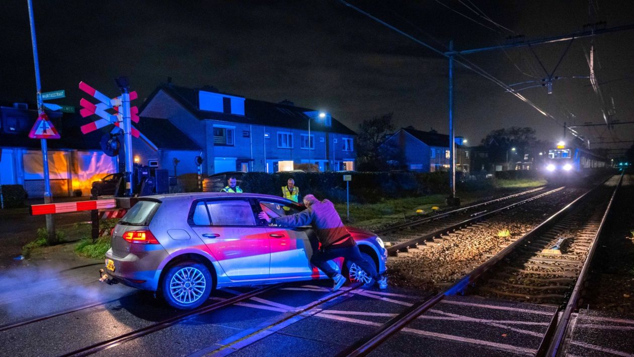 Automobilist belandt op spoor in Rheden Foto: Roland Heitink / Persbureau Heitink