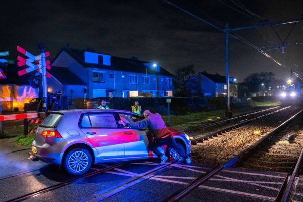 Automobilist belandt op spoor in Rheden Foto: Roland Heitink / Persbureau Heitink