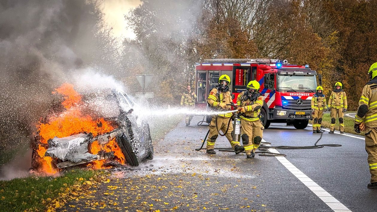 Afrit De Steeg A348 afgesloten door autobrand Foto: Persbureau Heitink