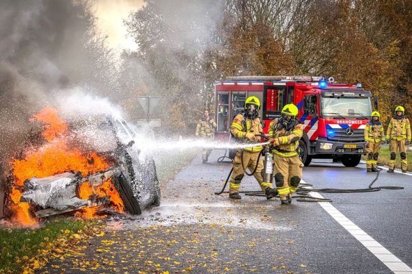 Afrit De Steeg A348 afgesloten door autobrand Foto: Persbureau Heitink