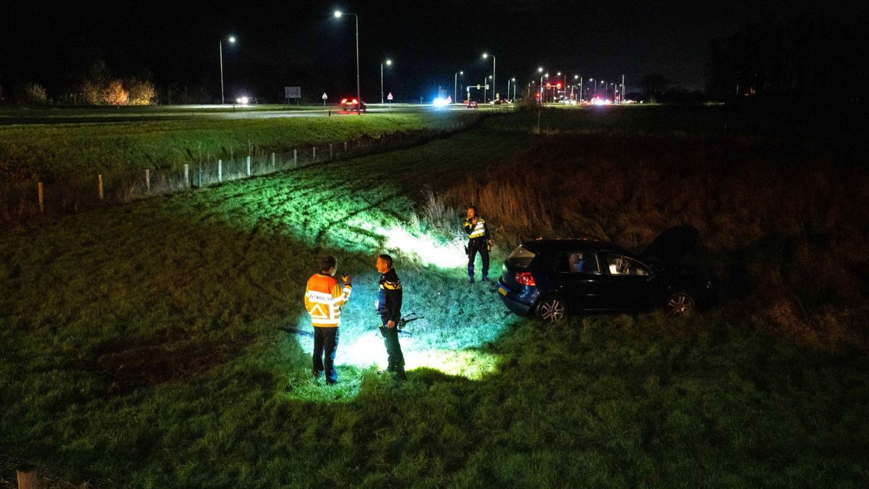 Auto gelanceerd na gemiste bocht op oprit A348 bij Ellecom Foto: Roland Heitink / Persbureau Heitink