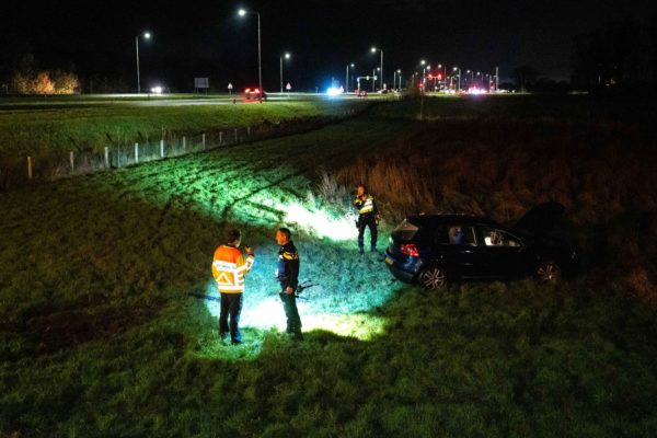 Auto gelanceerd na gemiste bocht op oprit A348 bij Ellecom Foto: Roland Heitink / Persbureau Heitink