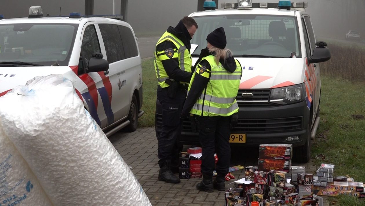 Agenten bij in  beslag genomen vuurwerk Foto: Omroep Gelderland