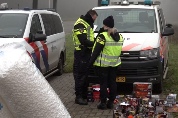 Agenten bij in  beslag genomen vuurwerk Foto: Omroep Gelderland