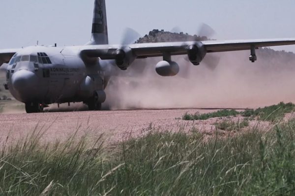 Defensie onderzoekt onverharde landingsbaan bij Deelen. Foto: Defensie