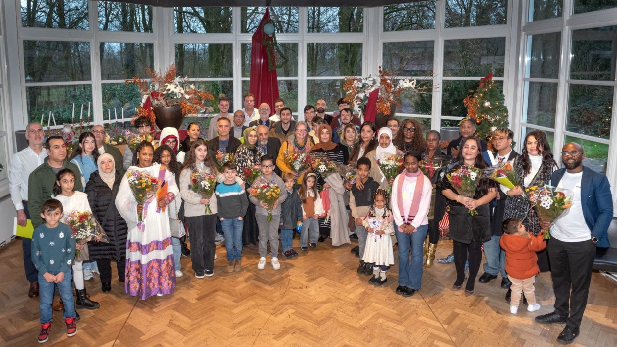 Zestien nieuwe Nederlanders ontvangen bewijs van nationaliteit in Rheden Foto: Rheden / Marc Pluim Fotografie