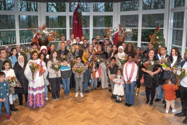 Zestien nieuwe Nederlanders ontvangen bewijs van nationaliteit in Rheden Foto: Rheden / Marc Pluim Fotografie