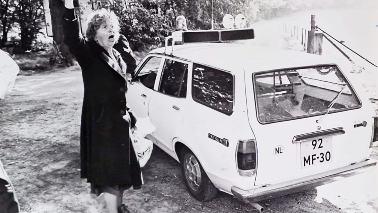 Dien in 1977. Roepend bij haar boerderij. Foto: Eigen foto