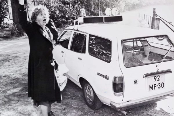 Dien in 1977. Roepend bij haar boerderij. Foto: Eigen foto