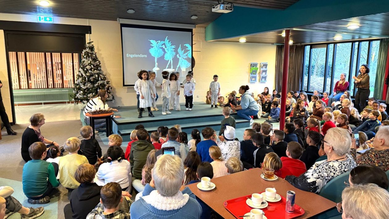 Kinderen zorgen voor kerstvreugde in De Ulenpas Foto: Martin Slijper