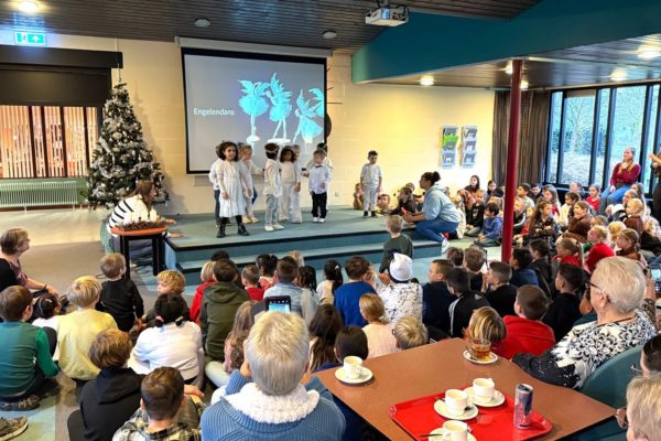 Kinderen zorgen voor kerstvreugde in De Ulenpas Foto: Martin Slijper