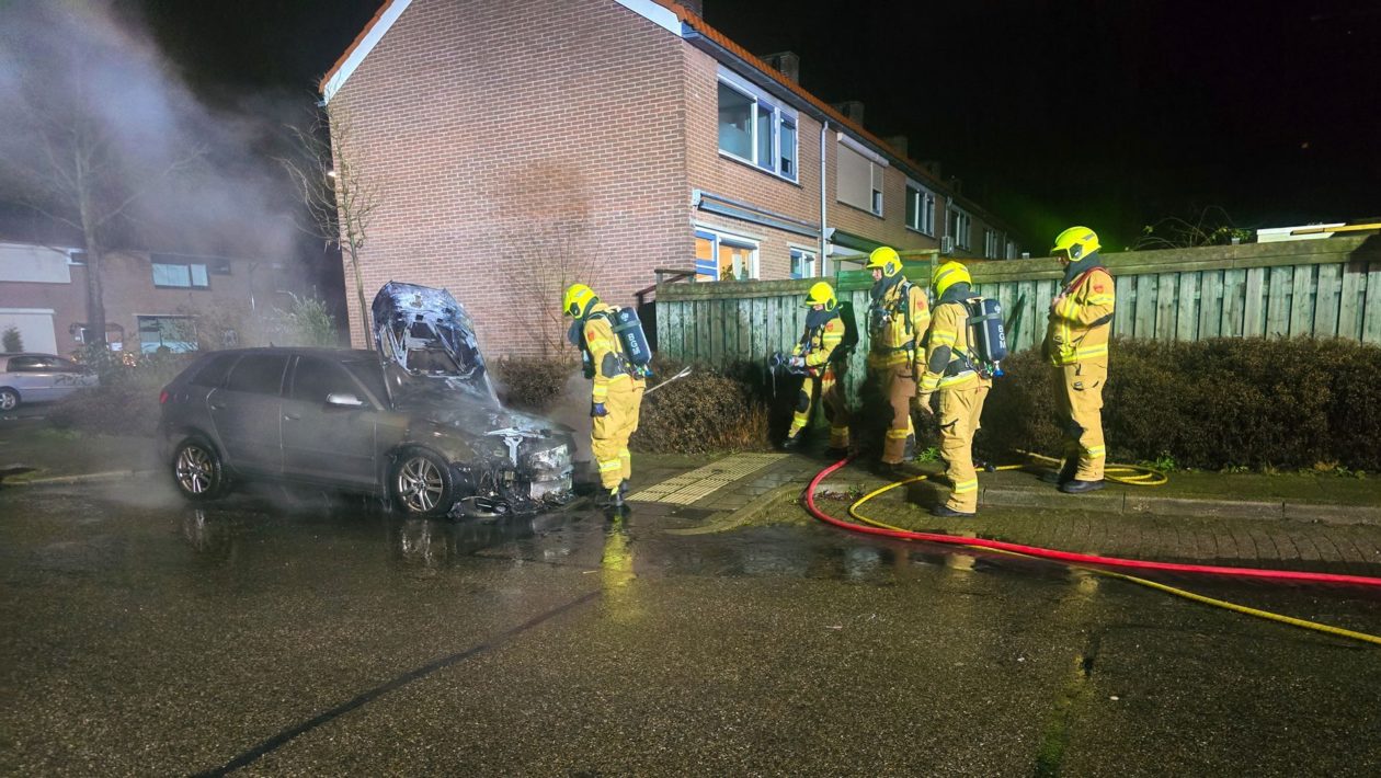 Vlammenzee verwoest geparkeerde auto in Velp Foto: Sebastiaan Kleijn