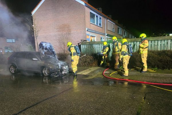 Vlammenzee verwoest geparkeerde auto in Velp Foto: Sebastiaan Kleijn