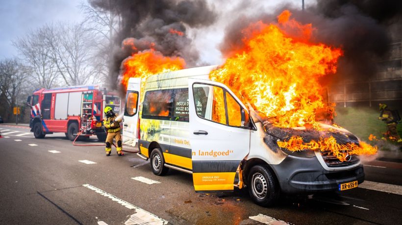 Metershoge vlammen: brand verwoest zorgbusje voor ouderen Foto: Persbureau Heitink