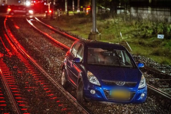 De auto eindigde op het spoor. Foto: Persbureau Heitink