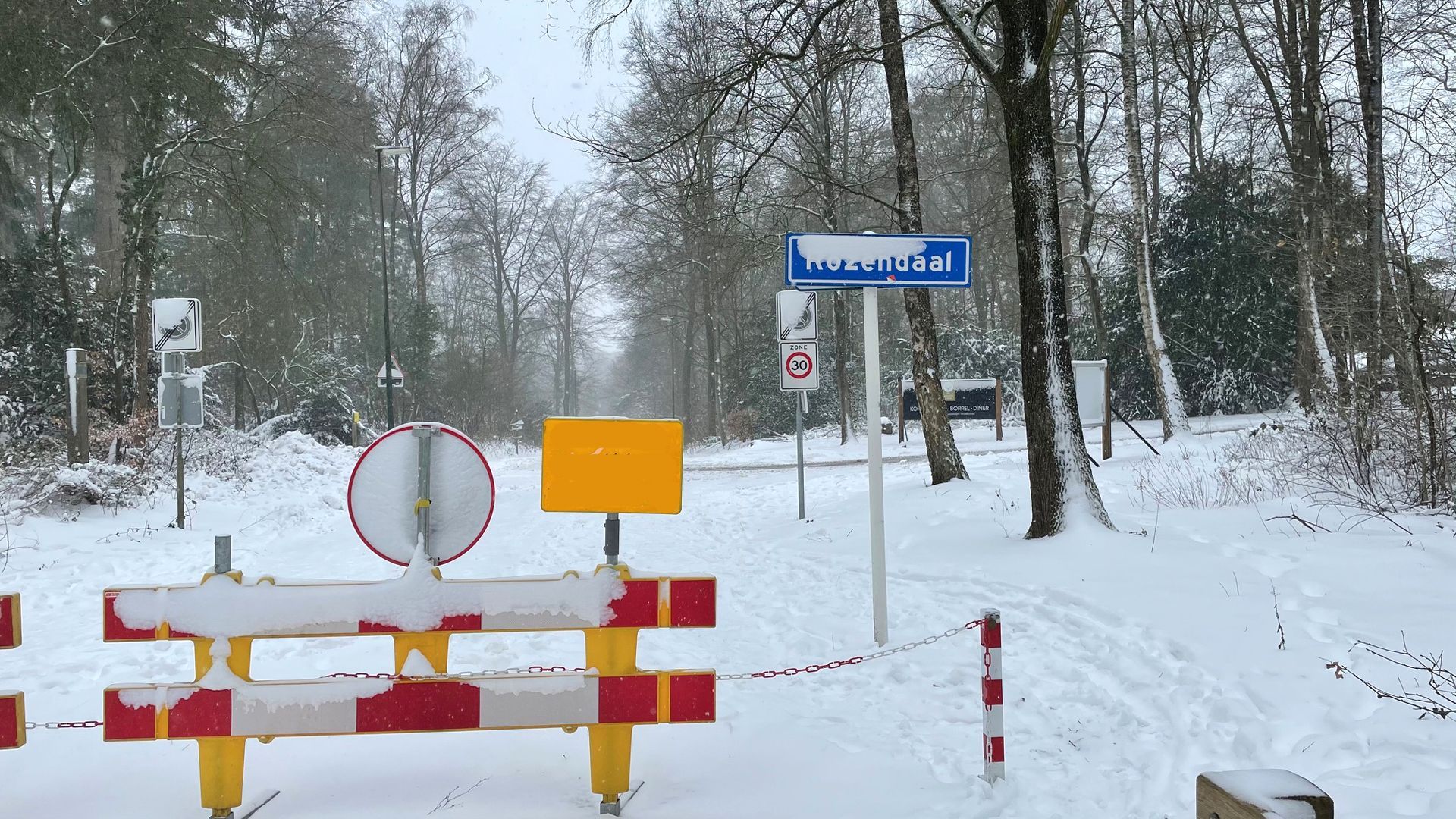 Toegangswegen naar Posbank afgesloten door sneeuw en gladheid [Update]