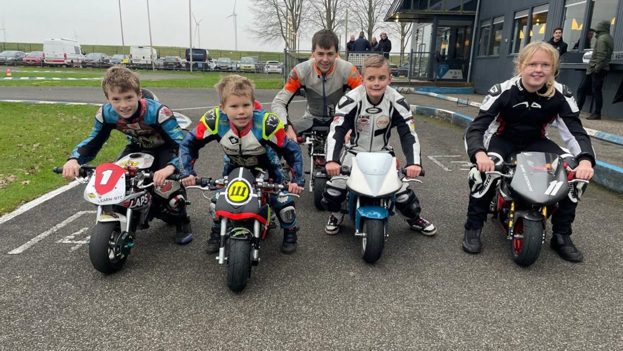 Kinderen kunnen vanaf 4 jaar op deze pocketbikes racen Foto: Omroep Gelderland