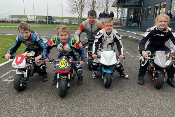 Kinderen kunnen vanaf 4 jaar op deze pocketbikes racen Foto: Omroep Gelderland