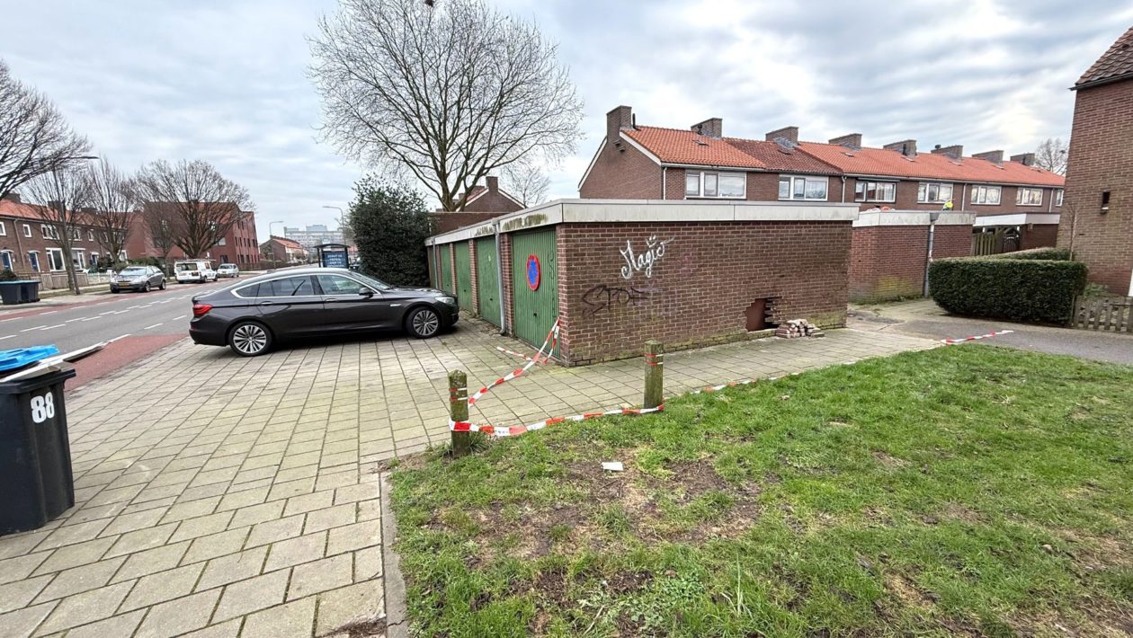 Parkeerpoging escaleert in Velp: muur bezwijkt Foto: Martin Slijper