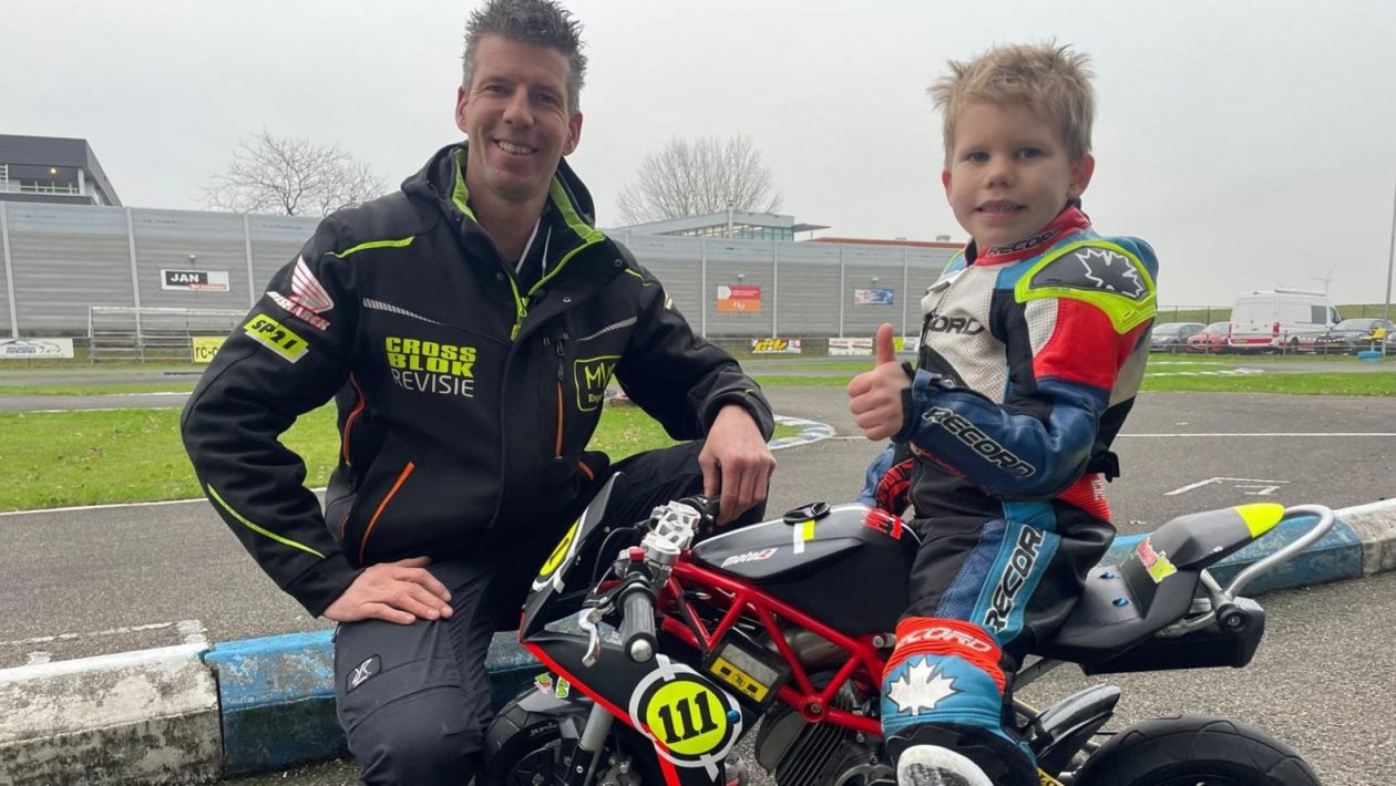 Vader Mike met zijn zoontje Mason trainen iedere week bij EVMC Foto: Omroep Gelderland