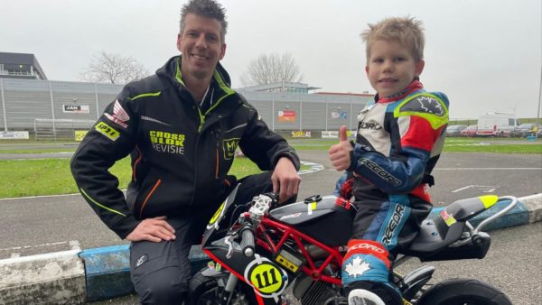 Vader Mike met zijn zoontje Mason trainen iedere week bij EVMC Foto: Omroep Gelderland