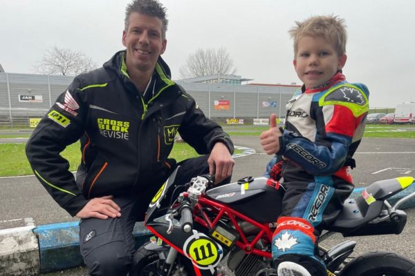 Vader Mike met zijn zoontje Mason trainen iedere week bij EVMC Foto: Omroep Gelderland