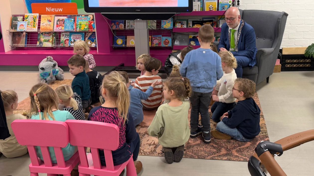 Burgemeester leest voor tijdens Nationale Voorleesdagen Foto: Martin Slijper