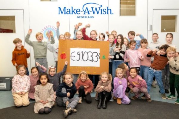 Basisschool in Velp haalt ruim 9100 euro op voor Make-A-Wish Foto: Inge de Regt