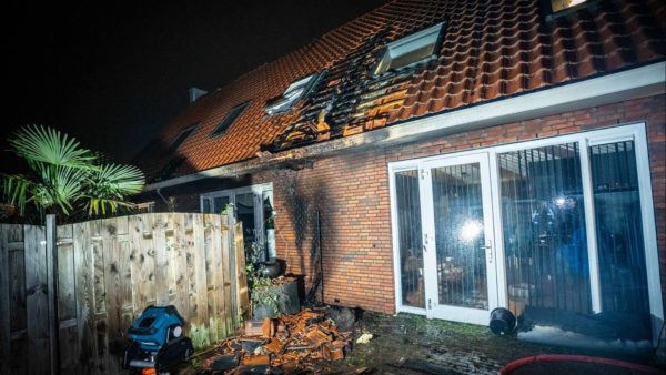 Woningen onbewoonbaar door verdwaalde vuurpijl Velp. Foto: Persbureau Heitink