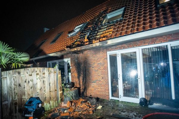 Woningen onbewoonbaar door verdwaalde vuurpijl Velp. Foto: Persbureau Heitink